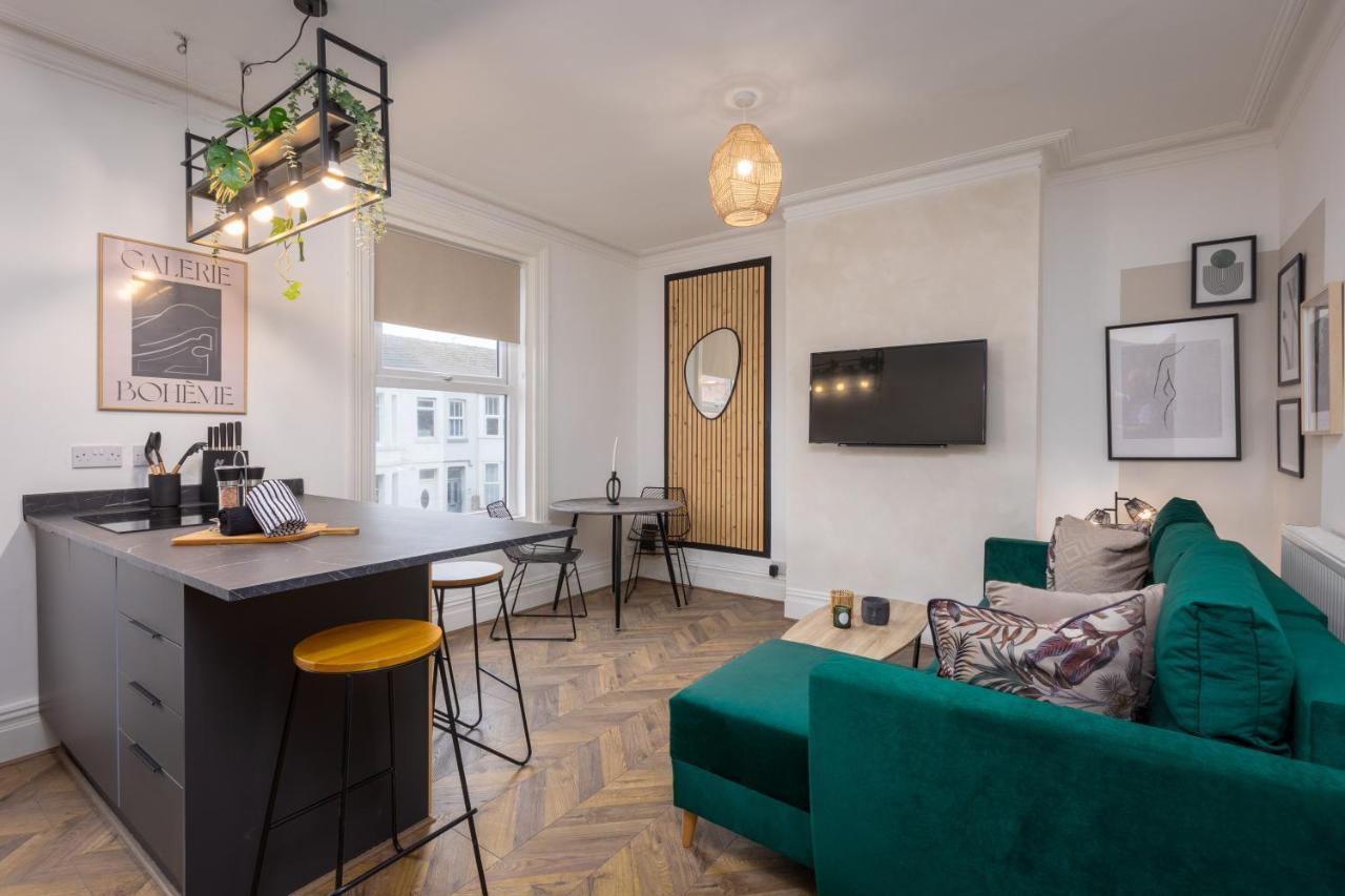 Stoneholme Short - Clare Street Apartment