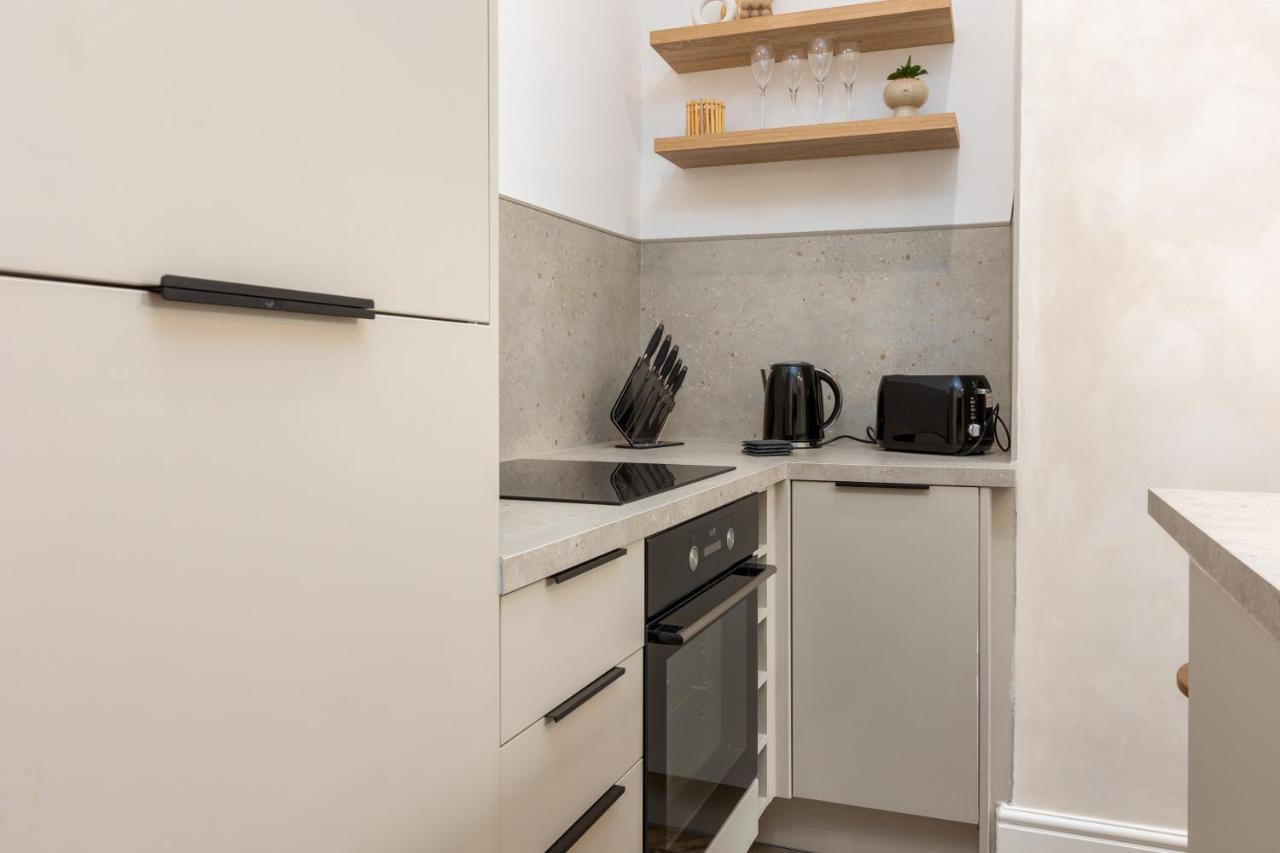 Stoneholme Short - Clare Street Apartment