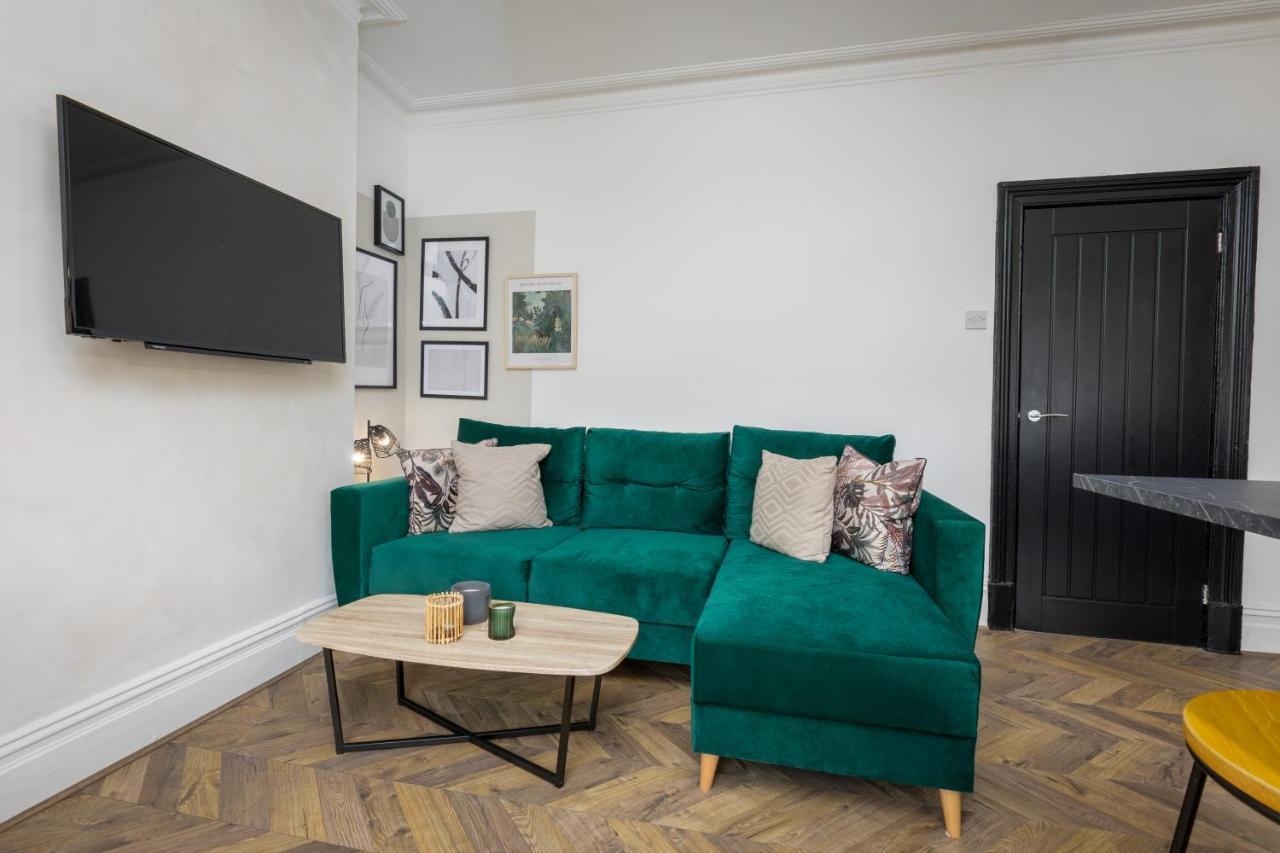 Stoneholme Short - Clare Street Apartment